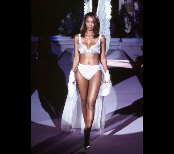 Tyra Banks lors d'un défilé Victoria's Secret avec son corps voluptueux