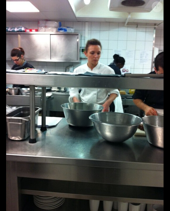 Pierre Sang, Stéphanie et Fanny travaillent d'arrache-pied en cuisine en vue de la finale de Top Chef 2011, lundi 4 avril.