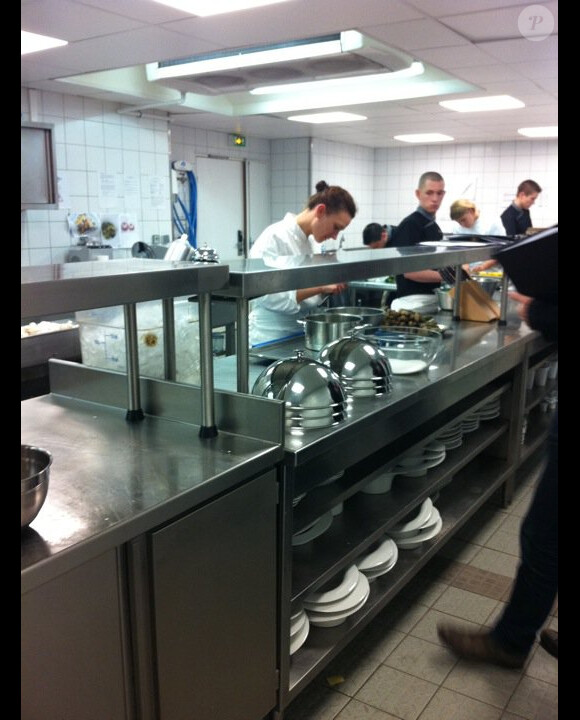 Pierre Sang, Stéphanie et Fanny travaillent d'arrache-pied en cuisine en vue de la finale de Top Chef 2011, lundi 4 avril.