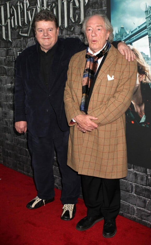 Robbie Coltrane et Sir Michael Gambon lors de l'exposition Harry Potter au Discovery Times Square de New York le 4 avril 2011