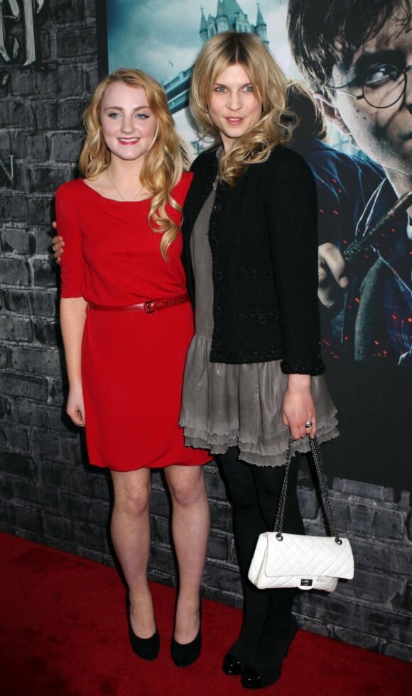 Clémence Poésy et Evanna Lynch lors de l'exposition Harry Potter au Discovery Times Square de New York le 4 avril 2011