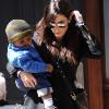 Sandra Bullock et son fils Louis, quinze mois, dans les rues de New York, mardi 29 mars 2011.
