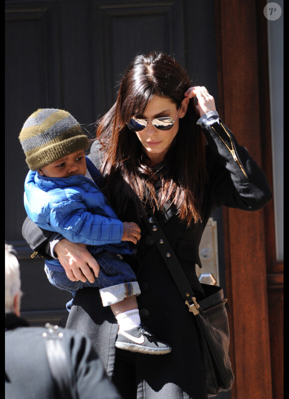 Sandra Bullock et son fils Louis, quinze mois, dans les rues de New York, mardi 29 mars 2011.
