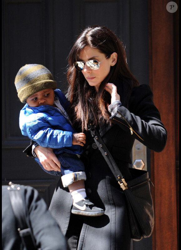 Sandra Bullock et son fils Louis, quinze mois, dans les rues de New York, mardi 29 mars 2011.