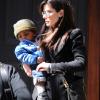 Sandra Bullock et son fils Louis, quinze mois, dans les rues de New York, mardi 29 mars 2011.
