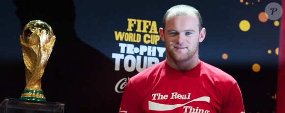 Coca-Cola a tourné la page Rooney (photo : en campagne avec Coca avant la Coupe du Monde, en mai 2010) "d'un commun accord". Et les dérapages de la star mancunienne de 25 ans n'y seraient pour rien...