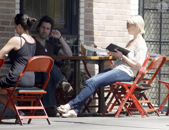 Katherine Heigl et son mari Josh Kelley déjeunent chez Little Dom's à Los Feliz à Los Angeles le 5 avril 2011