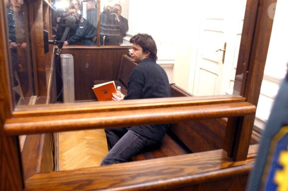 Bertrand Cantat dans le box des accusés à Vilnius, le 16 mars 2004