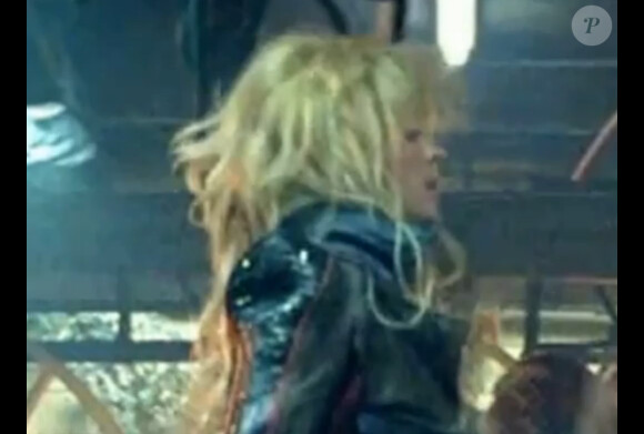 Britney Spears a-t-elle fait appel à une doublure pour les scènes dansées de son clip Till the world ends ?