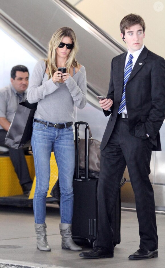 Gisele Bündchen à l'aéroport de LAX, le 9 avril 2011