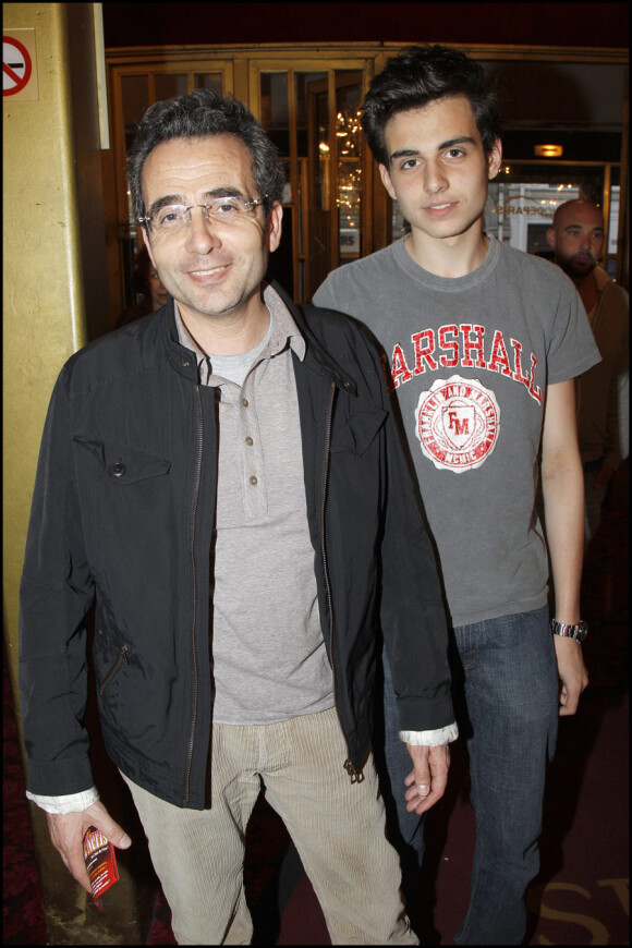 Laurent Storch (directeur ds programmes de TF1) avec son fils lors d'une des dernières représentations du spectacle de Jérôme Commandeur au Casino de Paris, le 9 avril 2011