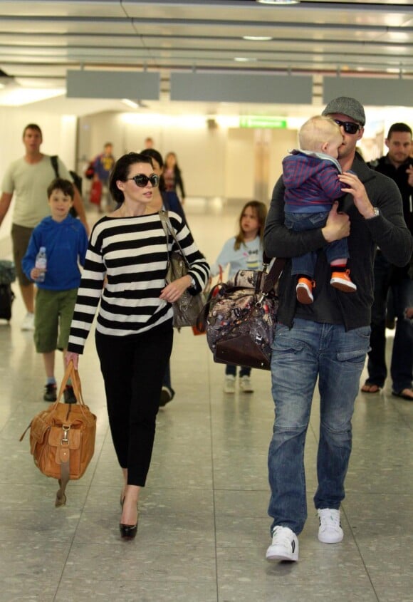 Dannii Minogue, son compagnon Kris et leur fils Ethan arrivent à l'aéroport d'Heathrow, en Angleterre. 11 avril 2011