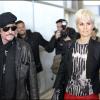 Johnny Hallyday et Laeticia en partance pour Los Angeles, à Paris. Paris, le 31 mars 2011