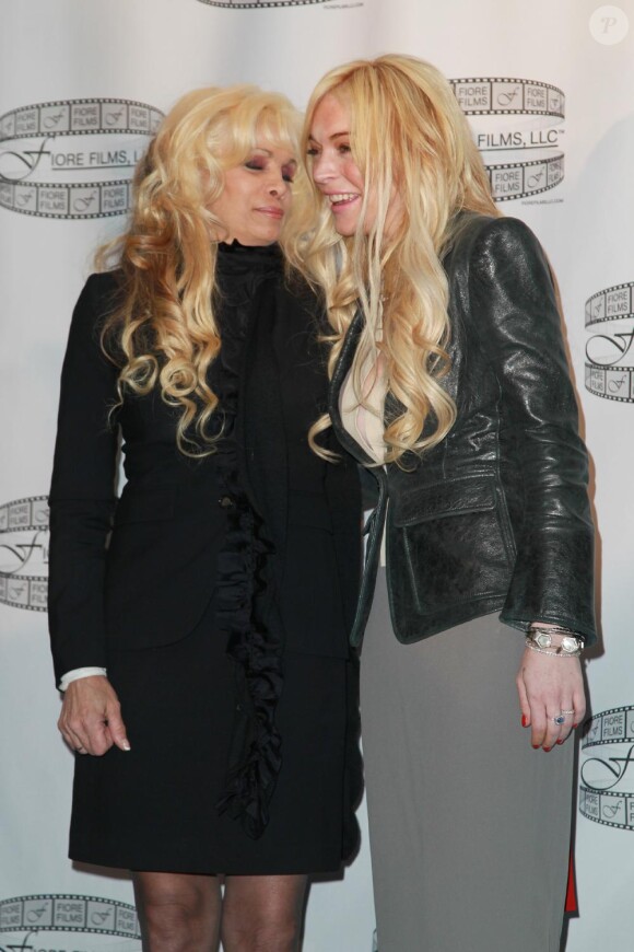 Lindsay Lohan et Victoria Gotti lors de la conférence de presse pour Gotti : Three Generations à New York le 12 avril 2011