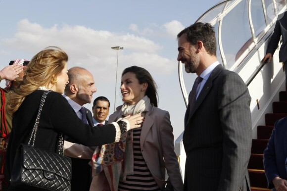 Letizia et Felipe d'Espagne lors de leur arrivée à Amman, en Jordanie, le 12 avril 2011