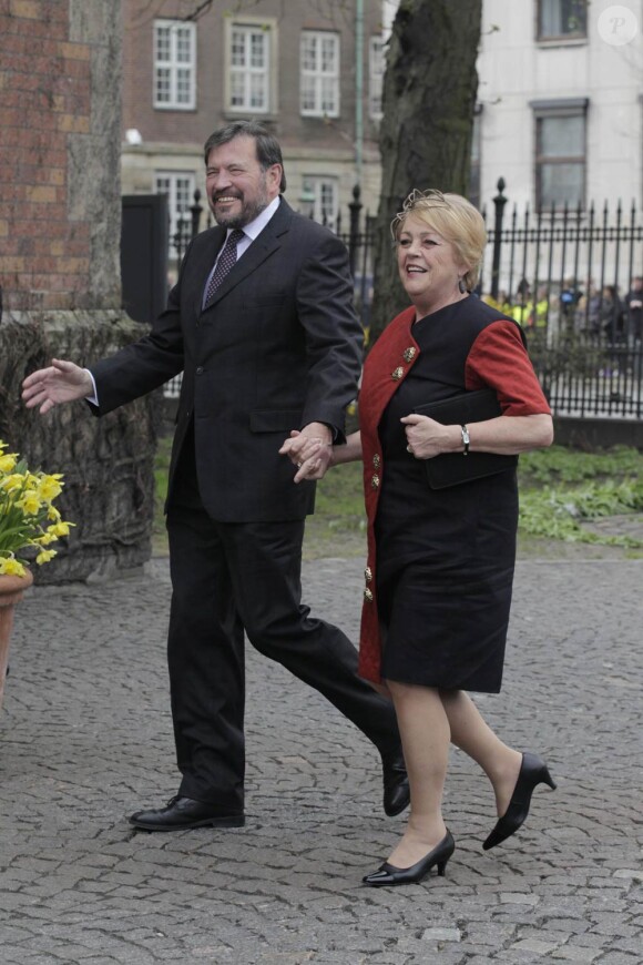 John Donaldson, père de la princesse Mary, et sa compagne Susan Moody arrivent, le 14 avril 2011, au  baptême des jumeaux Vincent et Joséphine, à  l'église protestante d'Holmen, à Copenhague.