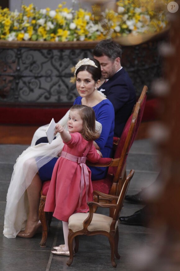 Le 14 avril 2011, le prince Frederik et la princesse Mary de Danemark ont fait baptiser leurs jumeaux, Vincent et Joséphine, à l'église protestante d'Holmen, à Copenhague. Isabella a adoré la cérémonie !