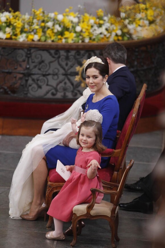 Le 14 avril 2011, le prince Frederik et la princesse Mary de Danemark ont fait baptiser leurs jumeaux, nés en janvier, à l'église protestante d'Holmen, à Copenhague. En bleu et rose, Mary et Isabella, mère et fille, ont fait honneur à l'événement.