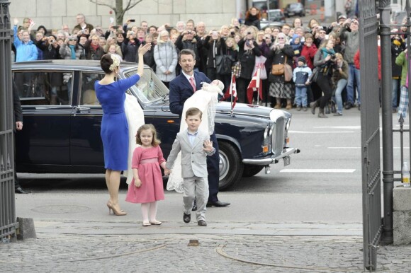 Le baptême des jumeaux du prince Frederik et de la princesse Mary de Danemark, prénommés Vincent et Joséphine, a eu lieu en l'église d'Holmen, à Copenhague, le 14 avril 2011. Devant l'église, la foule les a acclamés à leur arrivée.