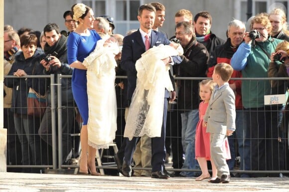 Le 14 avril 2011, la princesse Mary et le prince Frederik de Danemark quittent le palais royal d'Amalienborg avec leurs enfants, Christian et Isabella. Direction l'église d'Holmen, pour le baptême de leurs jumeaux de trois mois, Vincent et Joséphine.