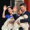 Le 14 avril 2011, la princesse Mary et le prince Frederik de Danemark quittent le palais royal d'Amalienborg avec leurs enfants, Christian et Isabella. Direction l'église d'Holmen, pour le baptême de leurs jumeaux de trois mois, Vincent et Joséphine.