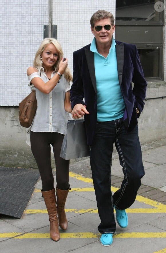 David Hasselhoff et sa nouvelle compagne Hayley Roberts à Londres, le 14 avril 2011.