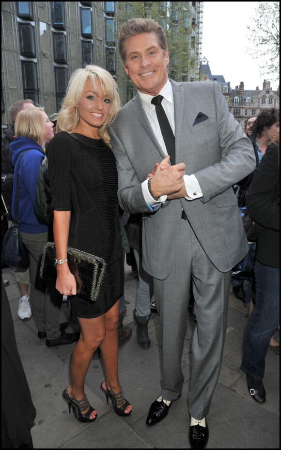 David Hasselhoff et Hayley Roberts, sa nouvelle girlfriend, à la sortie de la pièce Betty Blue Eyes, à Londres. 13 avril 2011