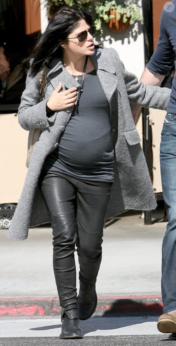 Photo : Le pantalon en cuir ? Sur une femme enceinte c'est simplement  PARFAIT ! - Purepeople
