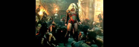 Britney Spears présente la version "dance" du clip Till the world  ends. 