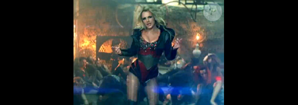 Britney Spears présente la version "dance" du clip Till the world  ends. 