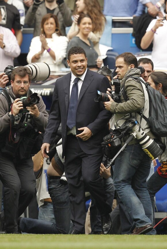 Ronaldo donne le coup d'envoi du match Real Madrid-Sporting Gijon, à Madrid, le samedi 2 avril 2011.