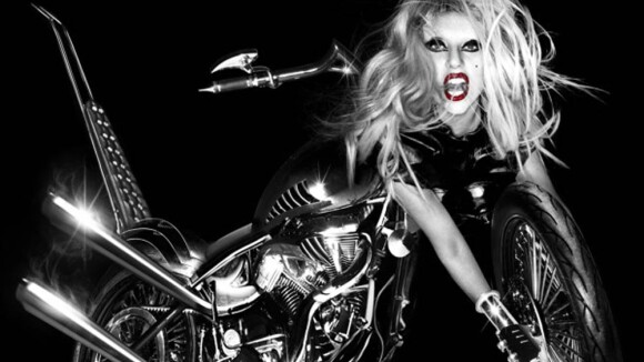 Lady Gaga le nez dans le guidon : la Gaga-bécane dérape et choque !