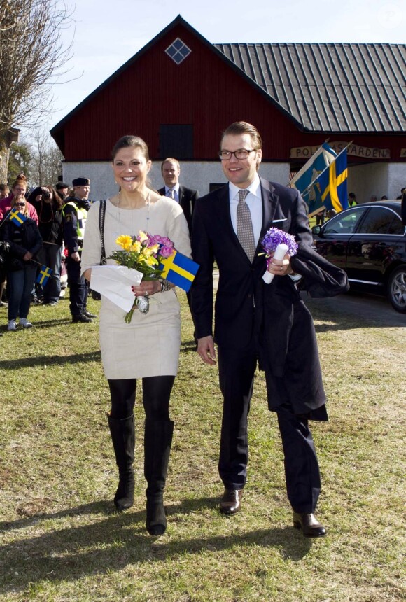 La princesse Victoria de Suède et son mari le prince Daniel en visite sur l'île de Gotland, le 15 avril 2011.