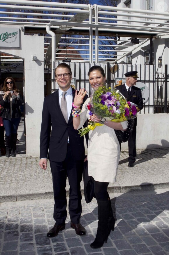 La princesse Victoria de Suède et son mari le prince Daniel en visite sur l'île de Gotland, le 15 avril 2011. Après avoir visité la ferme natale du physicien Polhem, ils avaient rendez-vous dans la cité médiévale de Visby.