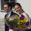 La princesse Victoria de Suède et son mari le prince Daniel en visite sur l'île de Gotland, le 15 avril 2011. Après avoir visité la ferme natale du physicien Polhem, ils avaient rendez-vous dans la cité médiévale de Visby.