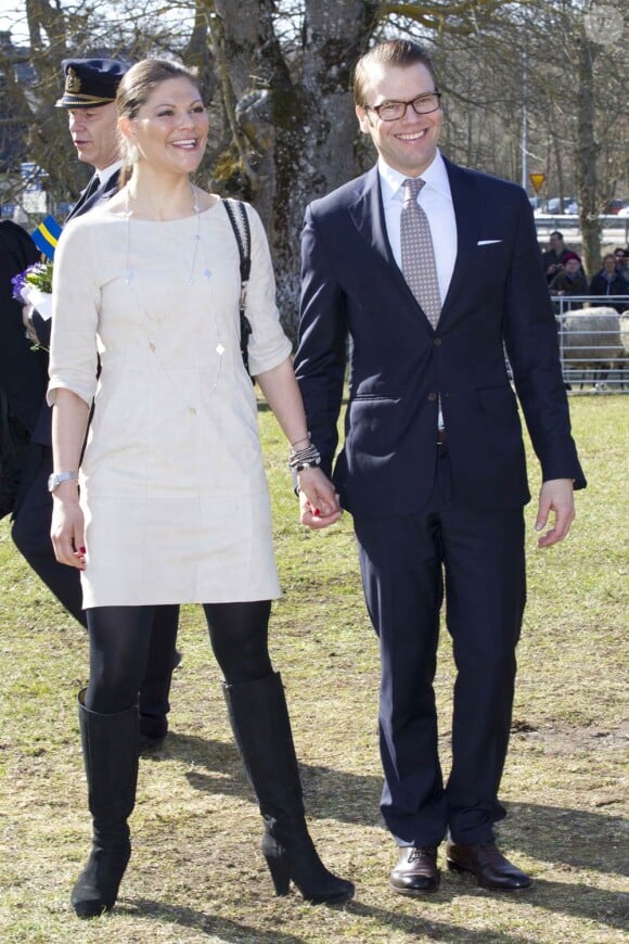 La princesse Victoria de Suède et son mari le prince Daniel en visite sur l'île de Gotland, le 15 avril 2011. Une journée dédiée au physicien Christopher Polhem, notoriété légendaire de cette province de la Baltique.