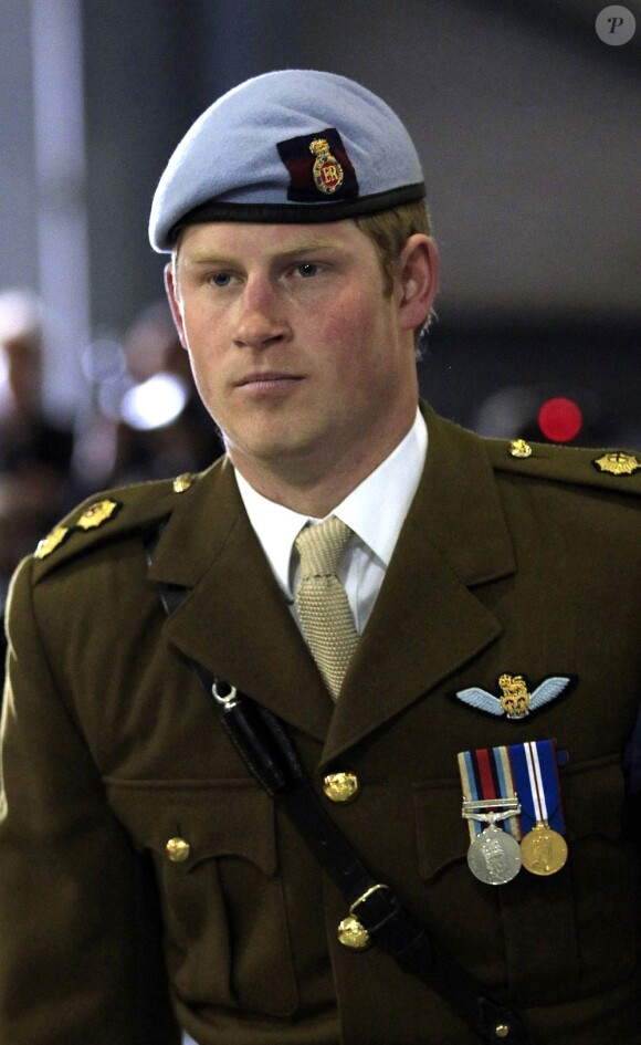 Le prince Harry (photo : en mai 2010, lors de la remise de ses ailes de pilote) a achevé avec succès son entraînement de pilote d'Apache en avril 2011, et a été promu au grade de capitaine.
