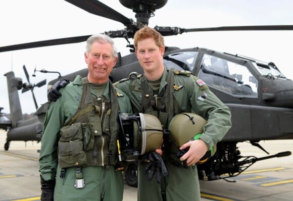 Le Prince Harry devant un hélicoptère Apache, en compagnie de son père le Prince Charles, le 16 avril 2011 à Middle Wallop en Angleterre