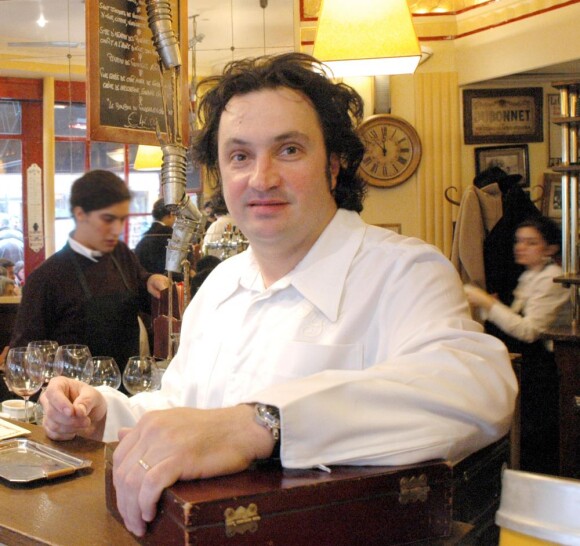 Le chef Yves Camdeborde pose dans son restaurant Le Comptoir du Relais en 2005 en France 