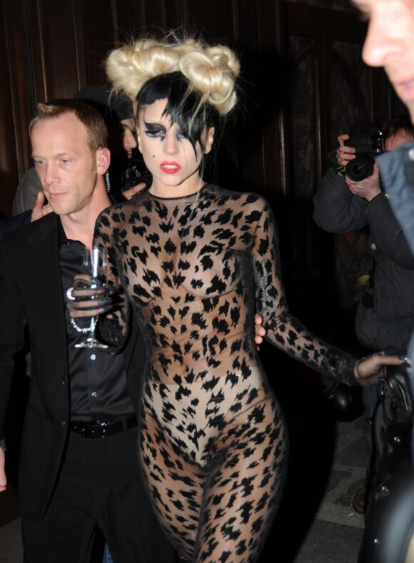 Lady Gaga chez Maxim's à Paris en mars 2011
