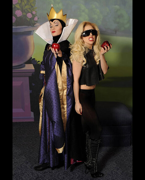 Lady Gaga prend la pose aux côtés de la méchante reine dans Blanche Neige au parc Walt Disney Resort de Lake Buena Vista en Floride