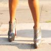 Et pour allonger ses jambes, Jennifer Hudson opte pour une paire de boots Louboutin en python et suede. On adore ! Londres, 18 avril 2011