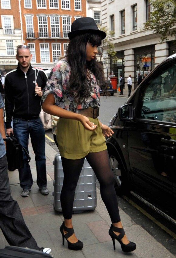Pour se promener dans les rues de la capitale anglaise, Jennifer Hudson a choisi un short vert taille haute et une chemise ample... So fashion ! Londres, 18 avril 2011
 