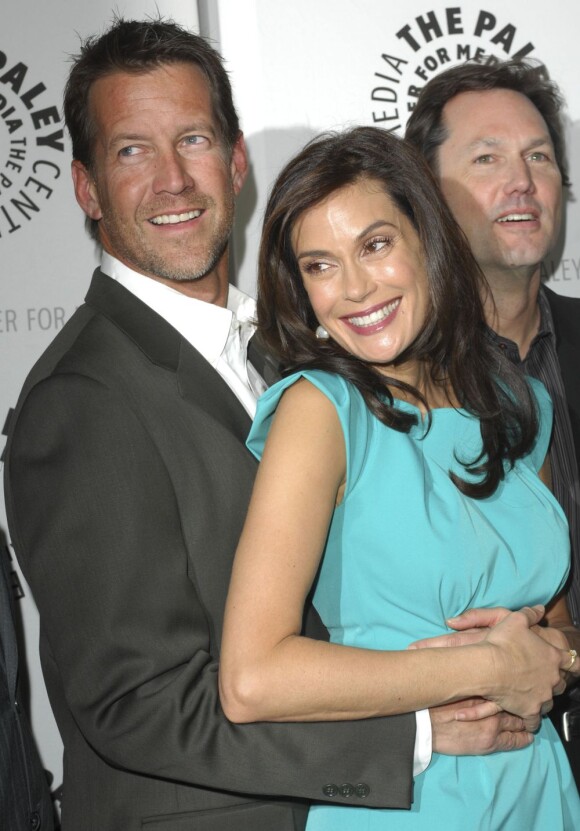 Teri Hatcher et James Denton étaient présents lors de la journée de charité organisée à Wisteria Lane afin de récolter des dons pour la recherche sur la mucoviscidose, le 16 avril dernier.