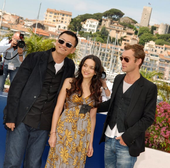 Jude Law lors du festival de Cannes avec Norah Jones et Wong Kar-wai en 2007 pour la projection de My Blueberry Nights