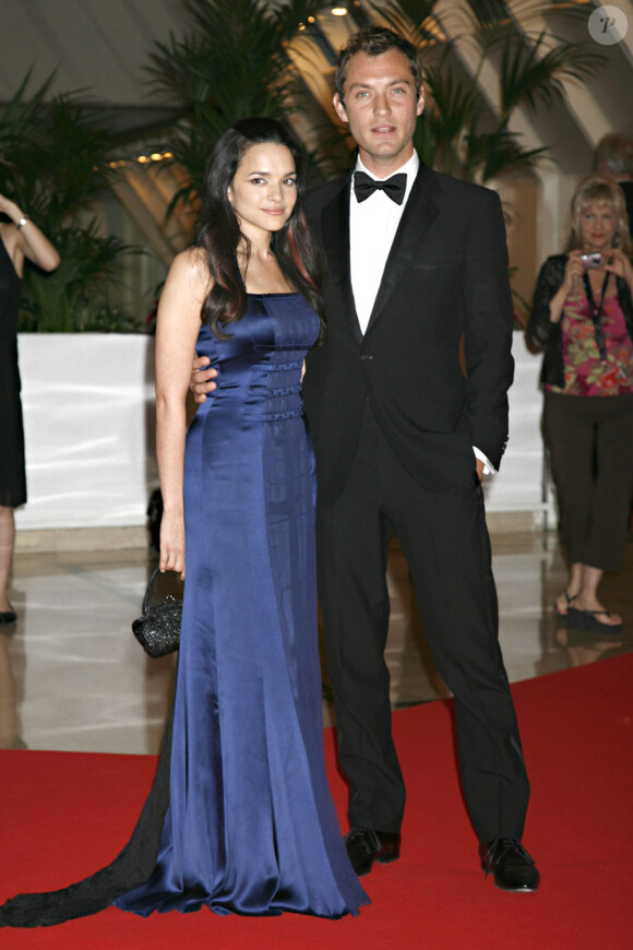 Jude Law lors du festival de Cannes en 2007, avec sa partenaire Norah Jones
