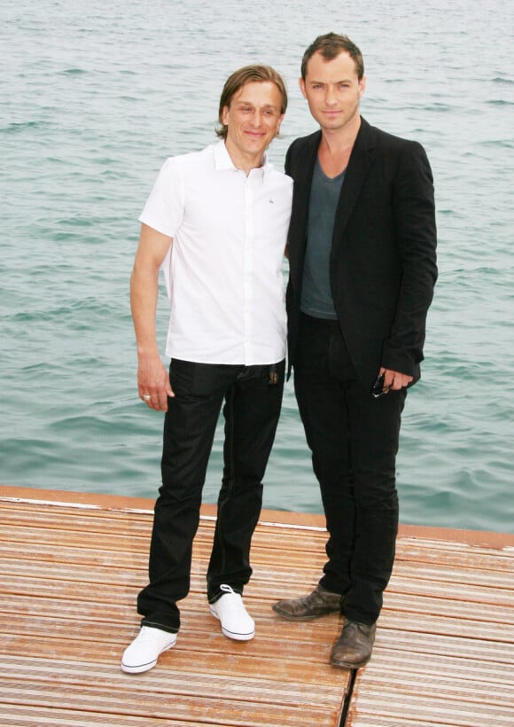 Jude Law lors du festival de Cannes 2008 avec le réalisateur Jeremy Gilley, pour la présentation de The Day After Peace