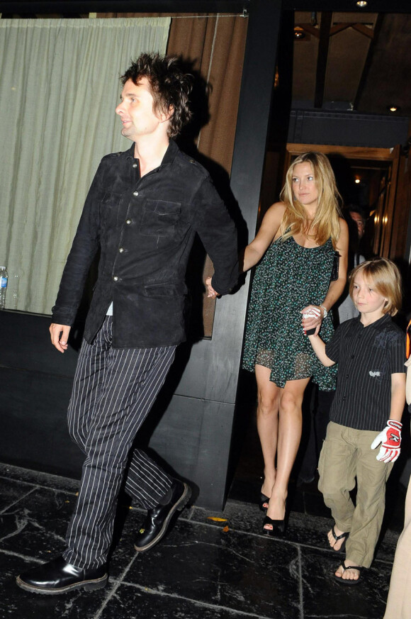 Un resto en famille : Kate Hudson, son fils Ryder, et Matthew Bellamy le 1er avril 2011 à Buenos Aires en Argentine 