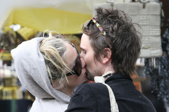 Kate Hudson et son boyfriend Matthew Bellamy, s'embrassent et profitent de leurs vacances à Buenos Aires, le 3 avril 2011, en compagnie du fils de Kate, Ryder 
