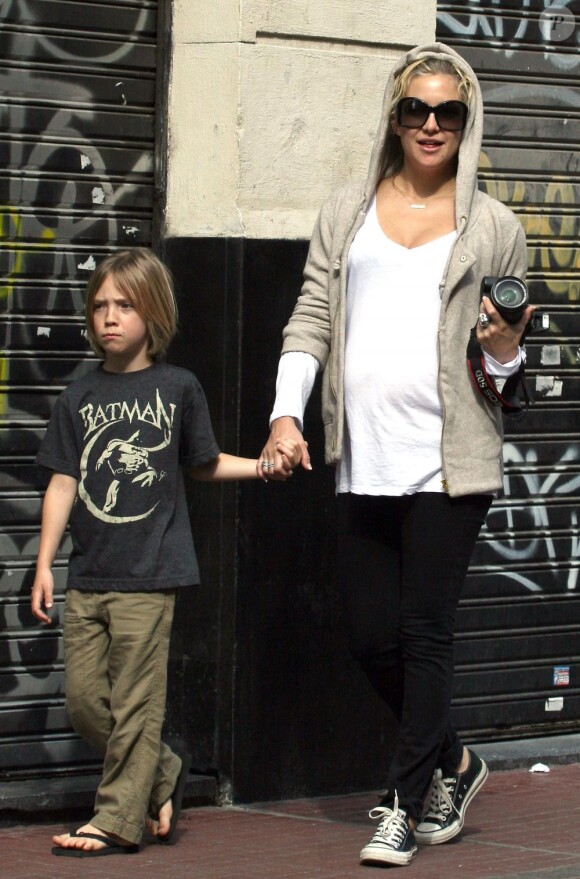 Kate Hudson en vacances à Buenos Aires, le 3 avril 2011, en compagnie de son fils Ryder 